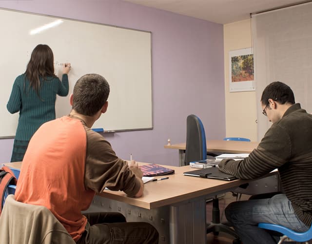 Clase de refuerzo en Academia R2 en Santiago de Compostela